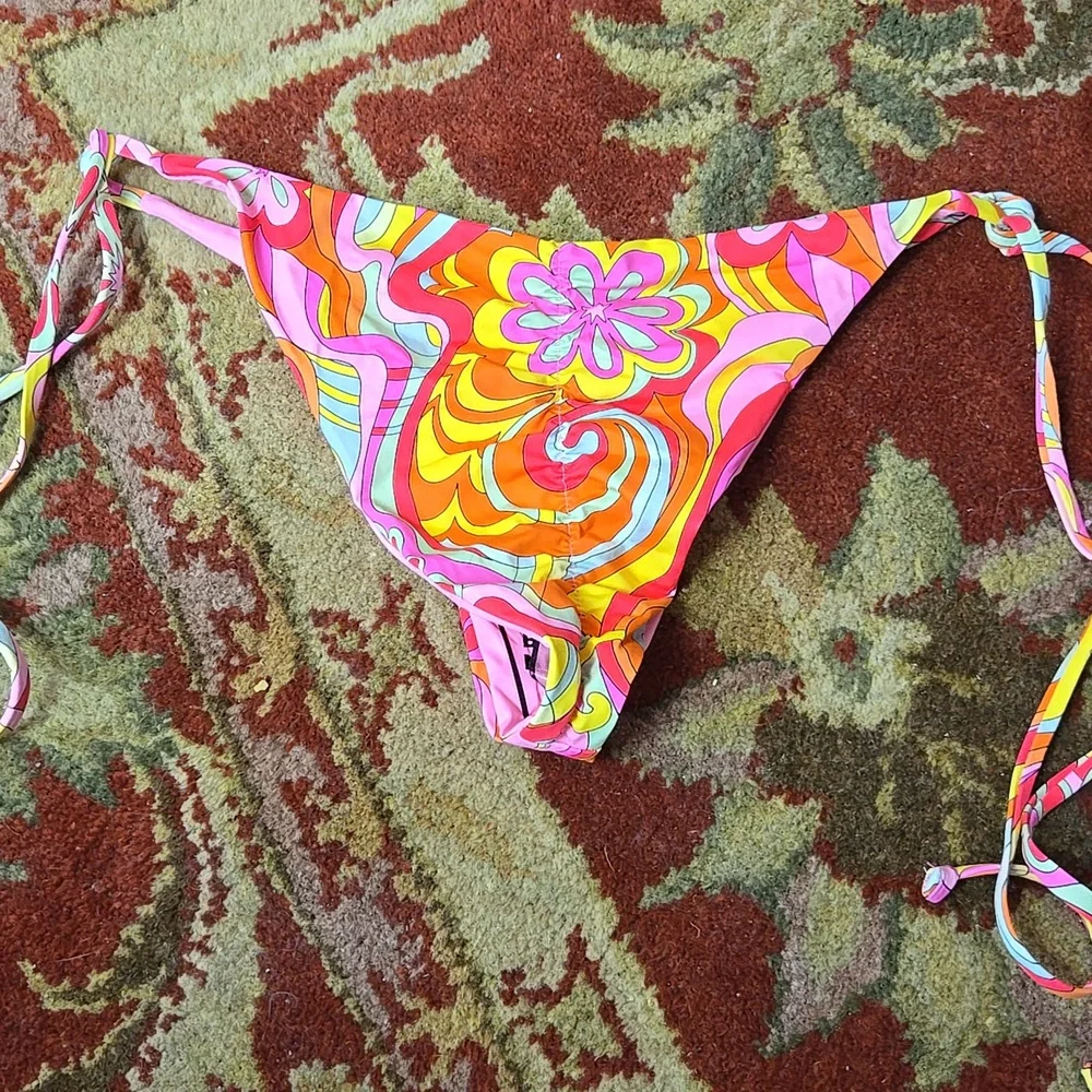 FRANKIES BIKINIS Tia floral bottoms Hailee Steinfeld collab.